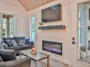 Smart TV, fireplace