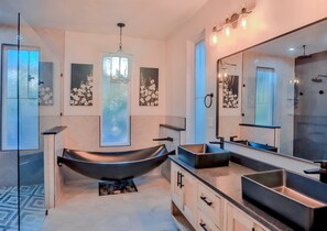 Shower, hair dryer, towels, toilet paper - "One Night Stand" Escape to tranquility 2 bed, 2 ba beautiful cabin. (Broken Bow)