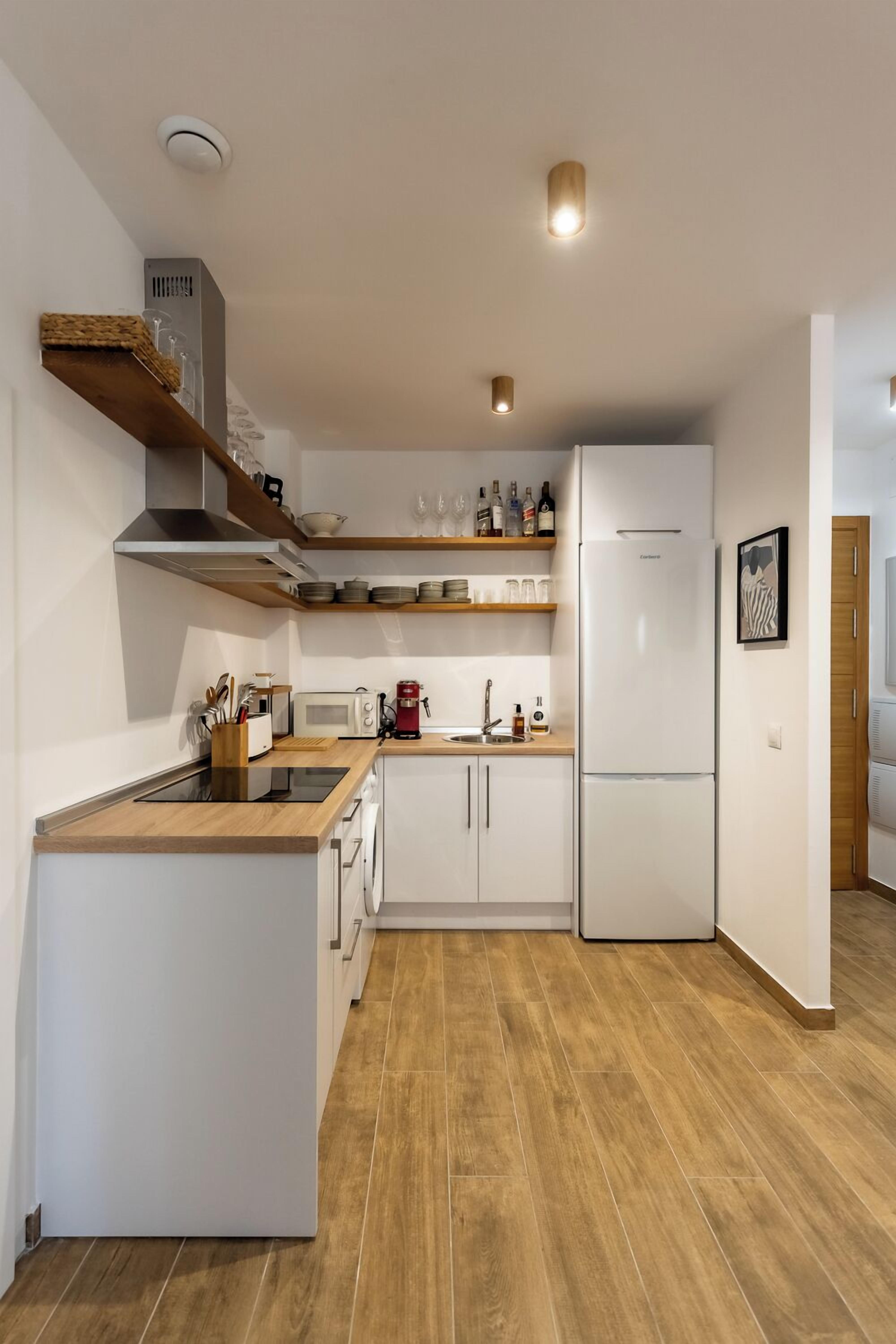 Een koelkast, een magnetron, een vaatwasser, een broodrooster