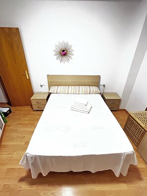 2 slaapkamers, een strijkplank/strijkijzer, gratis wifi, beddengoed