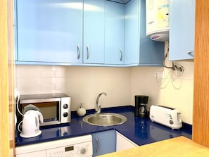 Fridge, microwave, oven, stovetop - Sunset Bay Apartment in Cambrils (Cambrils)