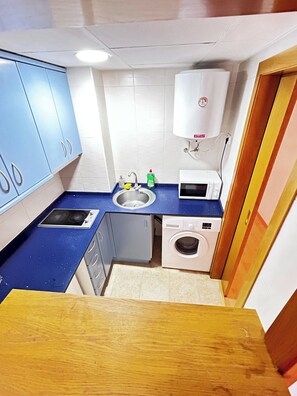 Køleskab, mikrobølgeovn, ovn, kogeplade