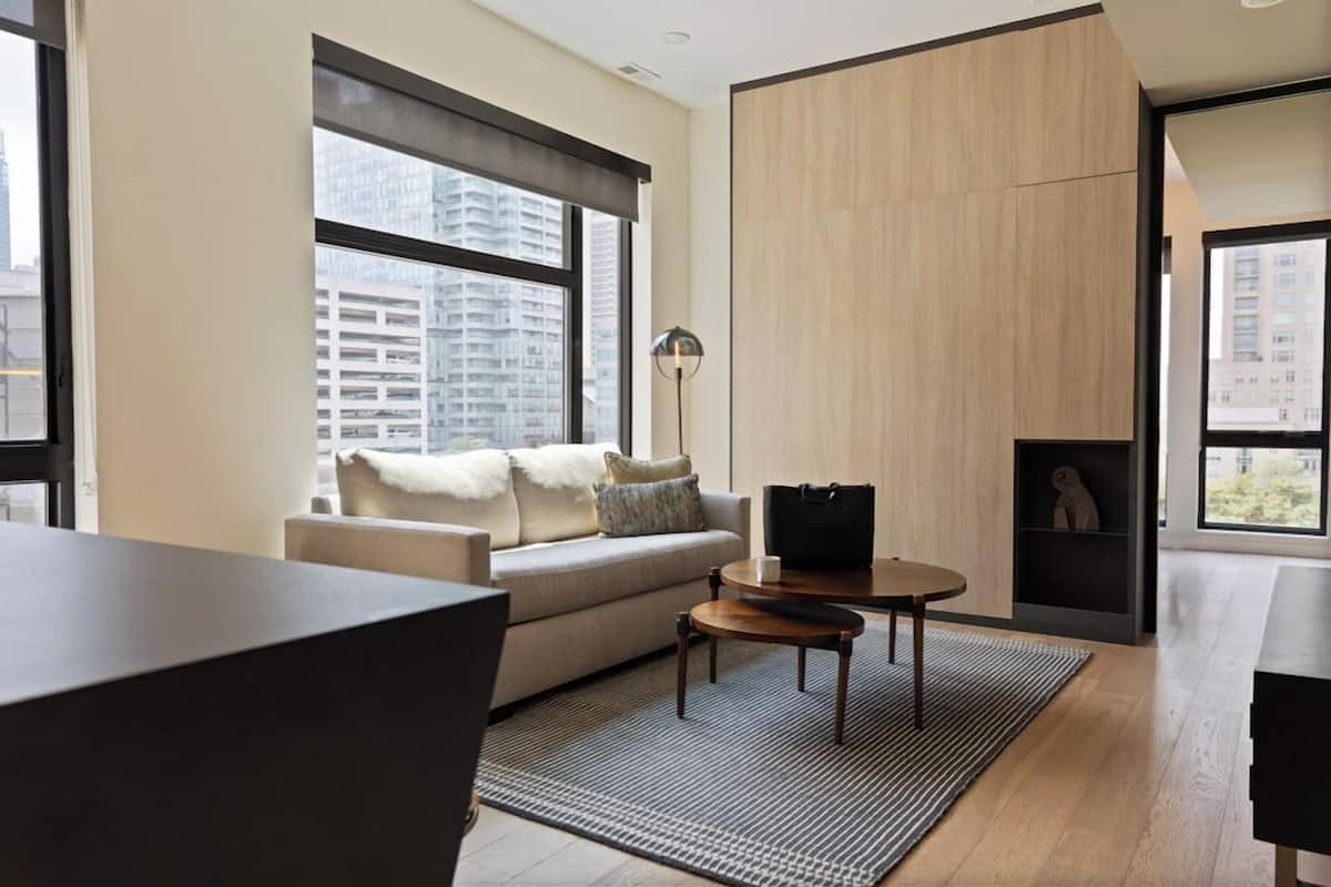 Panoramic-Apartment, 1 Queen-Bett und Schlafsofa, Stadtblick, Eckzimmer | Wohnbereich | 49-Zoll-Smart-TV mit Digitalempfang, Netflix, Hulu