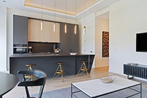 Appartement, 1 grand lit et 1 canapé-lit, accessible aux personnes à mobilité réduite | Cuisine privée | Grand réfrigérateur, micro-ondes, four, plaque de cuisson