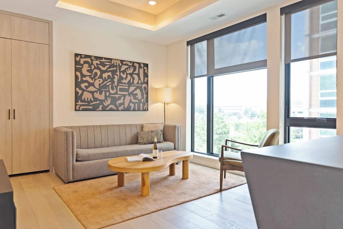 Premium-Apartment, 1 Queen-Bett und Schlafsofa, Eckzimmer | Wohnbereich | 49-Zoll-Smart-TV mit Digitalempfang, Netflix, Hulu