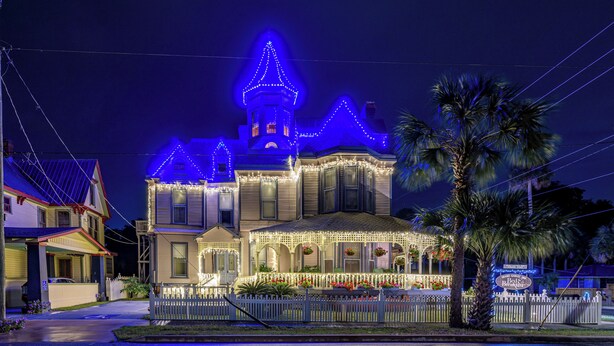 A Victorian-style house with a porch, a small tower, and a picket fence. - 'Grand Gables' Home: 1 Block to St Johns River! (Palatka)