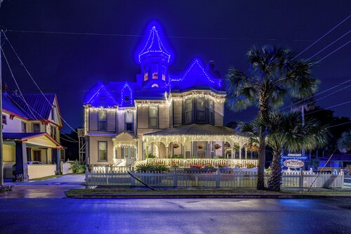 'Grand Gables' Home: 1 Block to St Johns River!