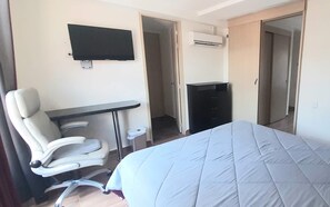 Apartamento standard, vista para a cidade | Cofres nos quartos, escrivaninha, espaço de trabalho para notebook