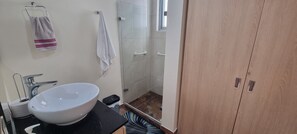 Standaard appartement, uitzicht op de stad | Badkamer | Een douche, handdoeken, zeep, toiletpapier