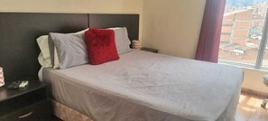 Appartamento Standard, vista città | Una cassaforte in camera, una scrivania, postazione laptop