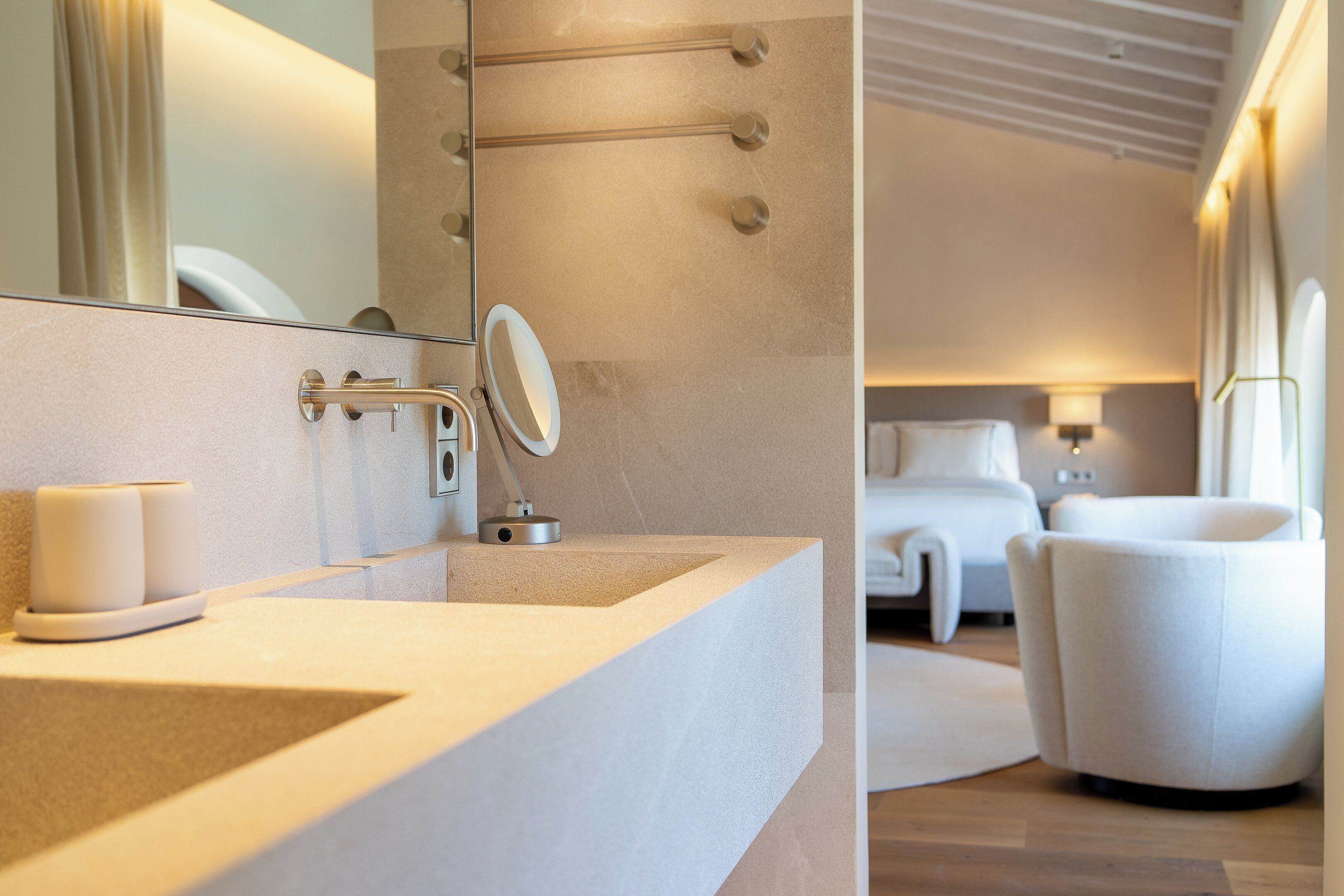 Shower, rainfall showerhead, free toiletries, hair dryer