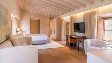Egyptian cotton sheets, premium bedding, minibar, in-room safe