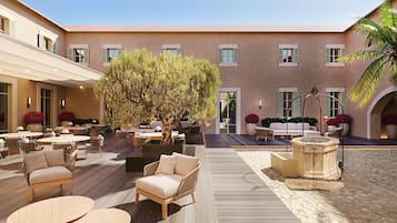 3 restaurantes, se sirven comidas, cenas y cocina fusión