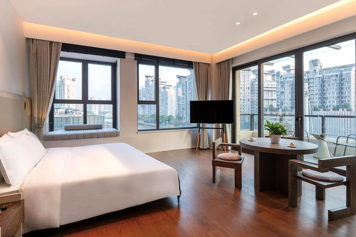 Premium Room, 1 King Bed, Balcony (Suzhou Creek Vw, Dining, Kitchen)