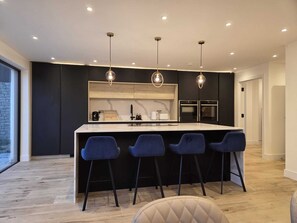 Fridge, microwave, oven, stovetop - Luxury 5 Bed with Super King 4 poster nr Bicester (Gawcott)