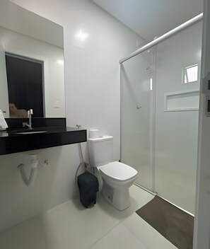 Douche, serviettes fournies, papier toilette