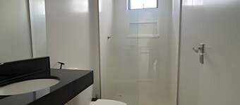 03 bedrooms (air conditioning and fan), up to 10 people, garage, behind the Unimed hospital