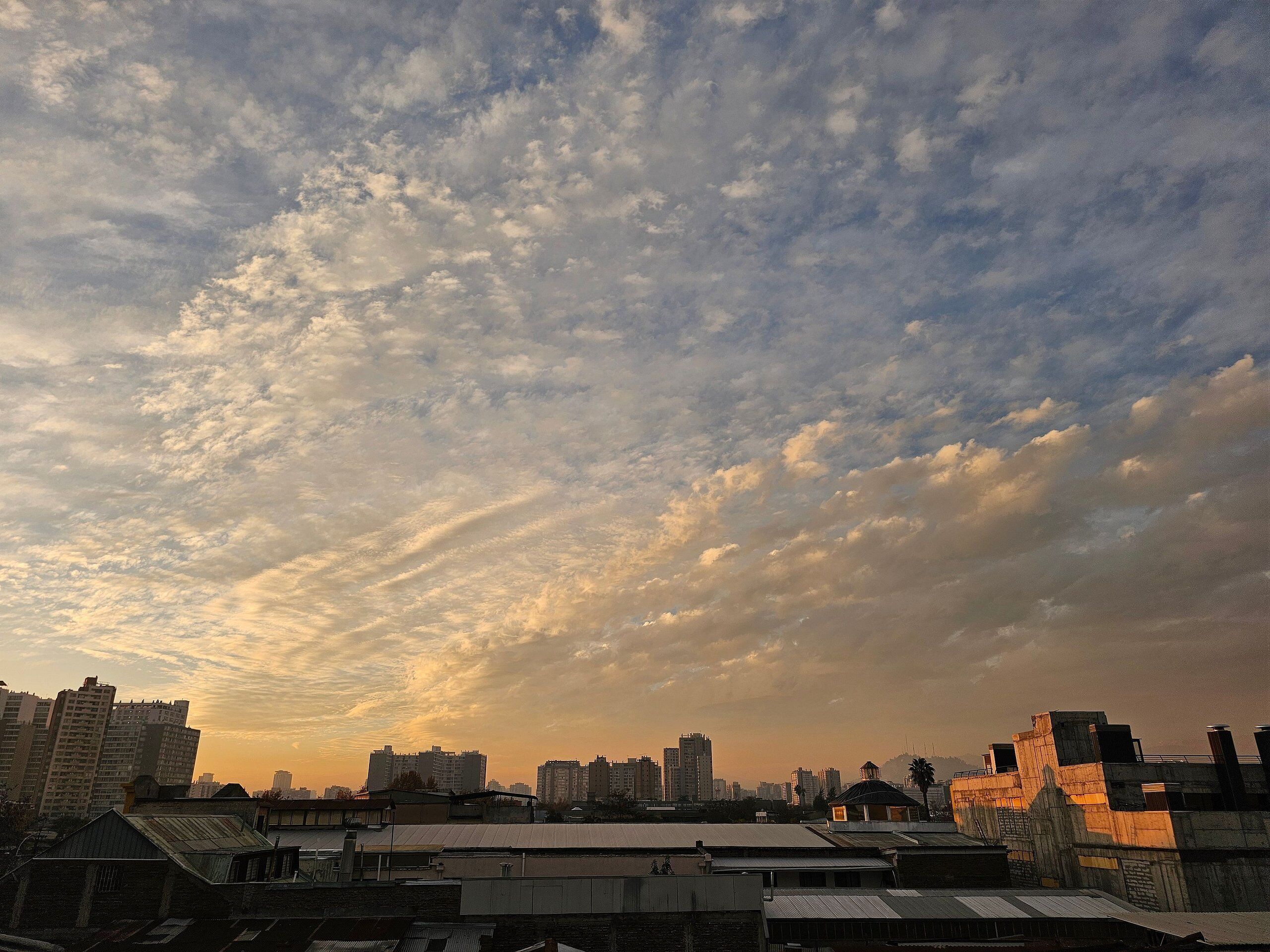 Eine Skyline mit Hochhäusern und einem bewölkten Himmel.