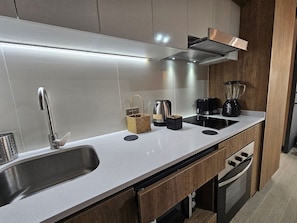 Appartement | Cuisine privée | Réfrigérateur grande capacité avec congélateur, four à micro-ondes