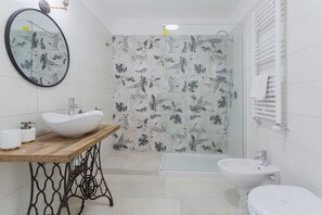 Dusche, kostenlose Toilettenartikel, Haartrockner, Bidet