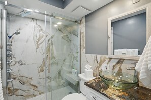 Dusche, Haartrockner, Handtücher, Seife