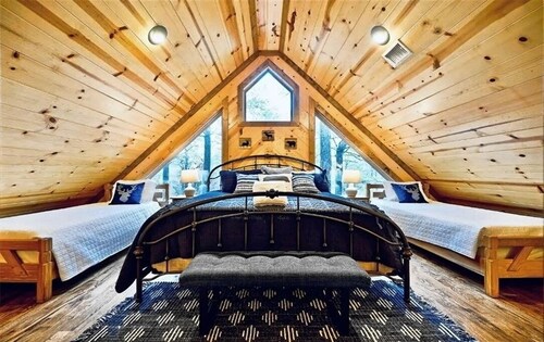 Timber Hills Lodge - Family-Group • Play Set • Hot Tub • Pool Table • Sleeps 21