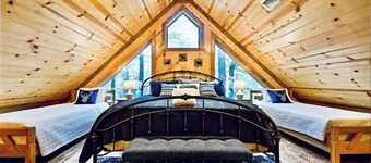 Timber Hills Lodge - Family-Group •  Play Set • Hot Tub • Pool Table • Sleeps 21