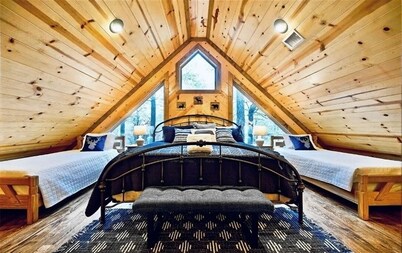 Timber Hills Lodge - Family-Group •  Play Set • Hot Tub • Pool Table • Sleeps 21