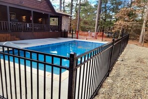 Una piscina al aire libre, una piscina climatizada
