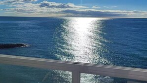 A view of the ocean through a window with a white frame. - Front line beach Benalmádena La Perla Playa Paraíso (BENALMÁDENA)