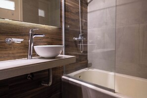 Apartment, 1 Bedroom, Sea View (29D) | Bathroom | Shower, rainfall showerhead, eco-friendly toiletries, hair dryer - BT Homes - Mar del Plata, Av. Colon (Mar del Plata)