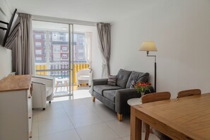 Appartamento, 2 camere da letto, balcone (1F) | Area soggiorno | Smart TV 40 pollici con canali via cavo, Netflix, servizi in streaming