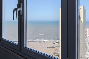 Vista de una playa con un edificio al fondo.