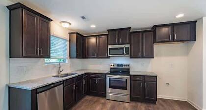 Upscale King 4BR Townhouse Mins to Cary & NC State