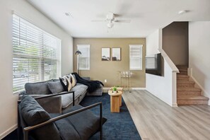 Televisión y oficina 