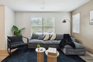 TV, offices - Upscale King 4BR Townhouse Mins to Cary & NC State (Raleigh)