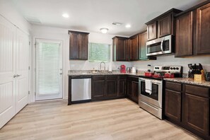 Fridge, microwave, oven, dishwasher - Upscale King 4BR Townhouse Mins to Cary & NC State (Raleigh)