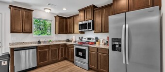 Upscale King 3BR Townhouse Mins to Cary & NC State