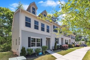 Exterior - Upscale King 4BR Townhouse Mins to Cary & NC State (Raleigh)
