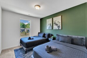 3 bedrooms, WiFi - Upscale King 4BR Townhouse Mins to Cary & NC State (Raleigh)