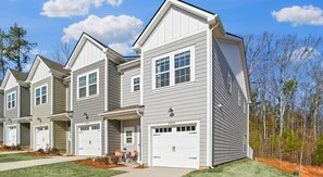 Exterior - Luxe King 3BR Townhouse Mins to Uptown Charlotte! (Charlotte)