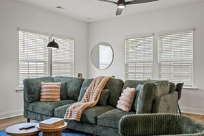 TV, offices - Luxe King 3BR Townhouse Mins to Uptown Charlotte! (Charlotte)