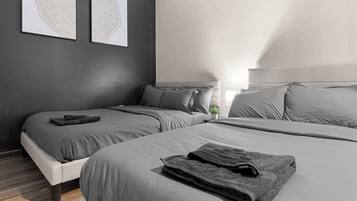 3 soverom, skrivebord, strykejern/-brett og reiseseng for barn