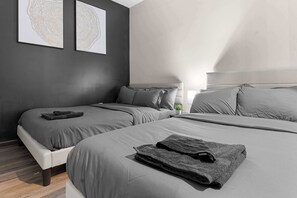 3 soverom, skrivebord, strykejern/-brett og reiseseng for barn