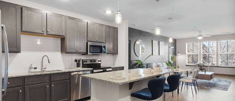 Kjøleskap, mikrobølgeovn, ovn og kokeplater