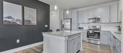 Fridge, microwave, stovetop, dishwasher