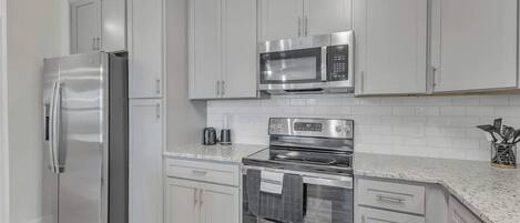 Refrigerador, microondas, placa de cocina, lavavajillas