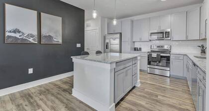Luxe King 3BR Suite Mins to Downtown Durham!