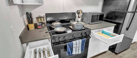 ثلاجة، ميكروويف، موقد طهي مسطح، غسالة أطباق