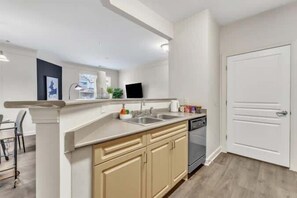 Køleskab, mikrobølgeovn, kogeplade, opvaskemaskine